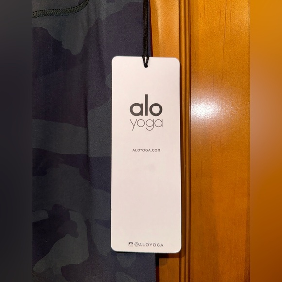 NWT never worn. ALO yoga HIGH-WAIST VAPOR LEGGING - Picture 3 of 6